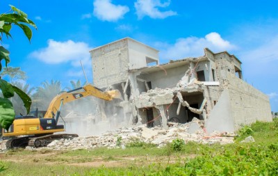 Côte d'Ivoire : Bingerville, un bâtiment en construction, sans permis de construire, démoli