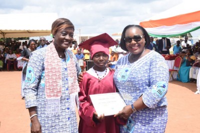 Côte d'Ivoire : Face à Anne Ouloto au cinquantenaire du CMJF à Bouaké, Mariatou Koné met en garde les élèves « vous pouvez tricher pour obtenir un diplôme mais...»