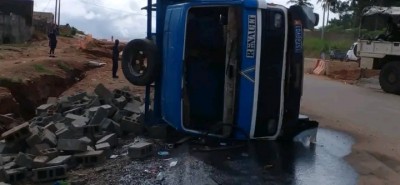 Côte d'Ivoire : Songon, ses freins le lâchent, un camion se renverse et fait des victimes
