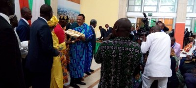 Côte d'Ivoire : En visite officielle, Mohamed Bazoum reçoit les clés et le parchemin de la ville d'Abidjan et est baptisé « Bouegninwo »par Robert Beugré Mambé