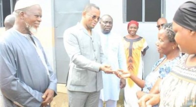 Côte d'Ivoire :  Solidarité au RHDP, un cadre du parti fait don d'un appartement flambant neuf et entièrement équipée à une veuve à Abobo au nom du maire