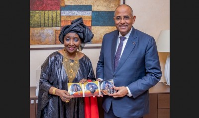 Côte d'Ivoire :  A quelques semaines de la célébration de ses 45 ans de carrière, Aicha Koné remet un album dédicace et des tickets à Patrick Achi