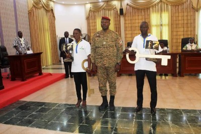 Burkina Faso :  Deux   «  supers »  enseignants reçoivent des villas pour leurs résultats