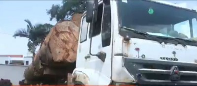 Côte d'Ivoire : Cocody, le conducteur d'un grumier, perd le contrôle de son véhicule et percute un « gbaka »