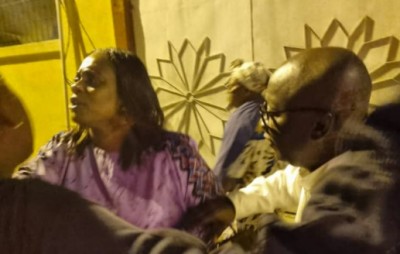Côte d'Ivoire : Cocody, en désaccord avec le syndic, l'épouse d'un ministre barre l'entrée d'une cité avec ses voitures pour empêcher d'autres personnes d'entrer, un jeune pris à partie