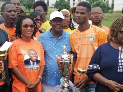 Côte d'Ivoire :    Cocody, Éric Taba, chef de protocole du Président de la république distribue des trophées et des enveloppes aux enfants des forces de l'ordre