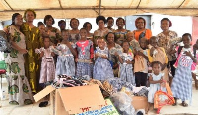 Côte d'Ivoire :    Rentrée scolaire 2022-2023, une association de femmes fait don de kits scolaires composés de livres, de cahiers, de sacs aux pensionnaires de 3 orphelinats à Abidjan
