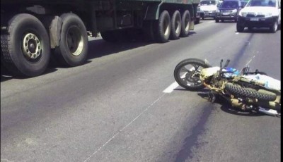 Côte d'Ivoire : Un jeune à moto voulant profiter du cortège d'un ministre se fait percuter par un véhicule