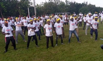 Burkina Faso : 7ème édition du Marathon Day, les collaborateurs du groupe Bolloré font des dons d'équipements et de kits scolaires à 2 associations