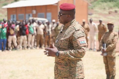 Burkina Faso : Le colonel Damiba dément s'être réfugié dans une base française et appelle au calme