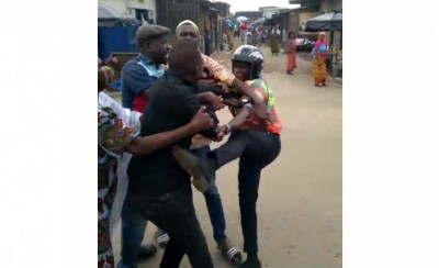 Vidéo Côte d'Ivoire : Nouvelle bagarre de rue avec un policier pris à partie à Abidjan