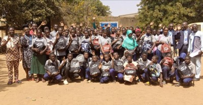 Burkina Faso : Bolloré Transport & Logistics Burkina Faso Offre des kits scolaires aux élèves du Cefise et de l'école Tangzougou de Loumbila