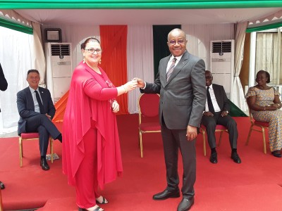 Côte d'Ivoire :  Dominique Ouattara fait don d'un minicar au Centre de réinsertion de Bouaké, Sansan Kambilé invite ses collaborateurs à prendre soin de l'engin et à œuvrer, au mieux au bien-être