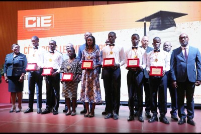 Côte d'Ivoire ; 8ᵉ édition du Prix national d'Excellence CIE : les neuf meilleurs élèves des cycles primaire, secondaire et technique récompensés