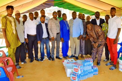 Côte d'Ivoire :    Yopougon, la CONASU fait don de vivres et de numéraires à la famille de Fofana Karamoko abattu par un gendarme dans la nuit du vendredi dernier