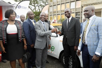 Côte d'Ivoire : 50 véhicules Ivoire Taxi remis à une structure dirigée par des ivoiriens de la diaspora, Koné annonce la mise à disposition de nouveaux véhicules de types wôrô-wôrô, taxis et gbakas