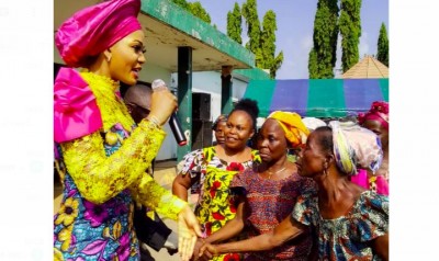 Côte d'Ivoire : Présidentielle 2025, candidate, Marie Carine Bladi déjà sur le terrain pour récolter ses parrainages, à Soubré, elle se dit « choquée de voir des routes impraticables »
