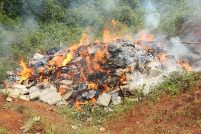 Côte d'Ivoire : Abengourou, lutte contre la fraude douanière, plus de 31 tonnes de produits prohibés incinérés