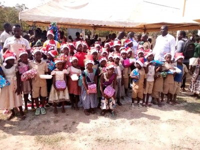 Côte d'Ivoire : Pour la première fois à Bodokro, plusieurs enfants comblés de cadeaux de Noël par le ministre Sidi Touré