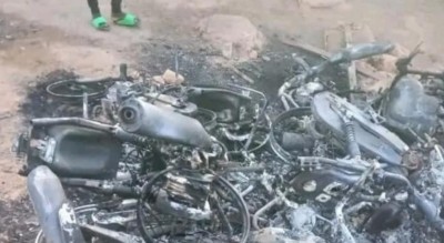 Burkina Faso : Des jeunes incendient des motos de militaires après une descente musclée dans un quartier populaire