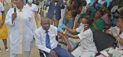 Côte d'Ivoire :  Le Gouvernement lance une campagne de vaccination gratuite pour le personnel de 72 districts sanitaires