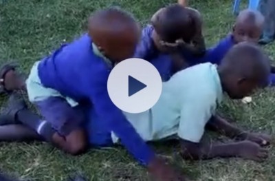 Kenya : Des enseignants arrêtés pour avoir forcé des élèves à simuler des scènes sexuelles en guise de punition