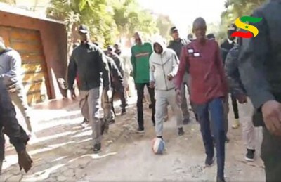 Sénégal : Poursuivi pour diffamation par un ministre de Macky Sall, Ousmane Sonko préfère jouer au ballon