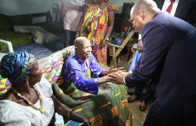 Côte d'Ivoire : En prélude à la Ronde du Social 4, Honoré Grobri (91 ans), l'homme le plus âgé de Gagnoa, reçoit la visite du ministre Adama Kamara