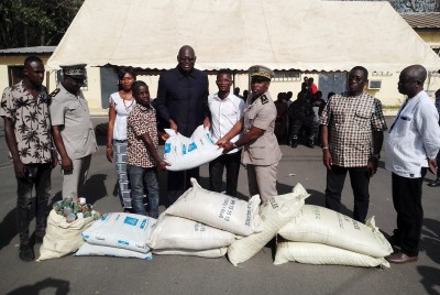 Côte d'Ivoire : Sakassou, le Dircab Ahoutou offre 300 sacs d'intrants aux jeunes et femmes et les exhortent à être reconnaissant au président Ouattara