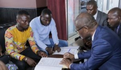 Côte d'Ivoire :  Daloa, le Conseil de gestion de Zokolilie signe une convention de reprofilage des rues dégradées du village et le décapage d'une plateforme pour la construction d'un collège