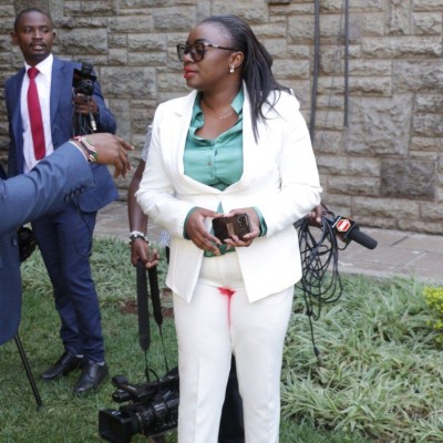 Kenya : Explications de la sénatrice Gloria Orwoba apparue en public avec une tâche rouge au pantalon