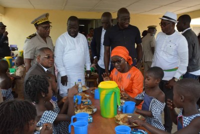 Côte d'Ivoire : Facobly-Zouatta 1, Dominique Ouattara équipe une cantine scolaire construite par le journaliste Philippe Kouhon