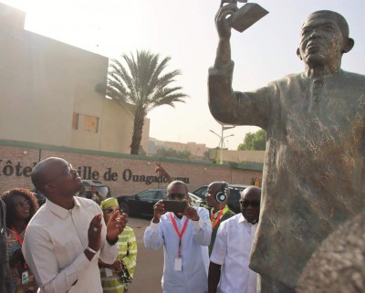 Burkina Faso : Colonne des Étalons, la statue du cinéaste malien Cheick Oumar Cissoko dévoilée