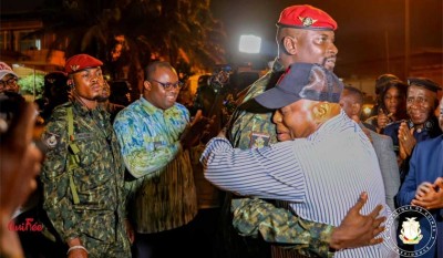 Guinée : Le colonel Doumbouya accueille en personne une première vague de migrants, rapatriés de Tunisie