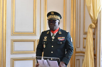 Côte d'Ivoire-France : Le Général Lassina Doumbia reçoit la médaille française de commandeur de la Légion d'Honneur