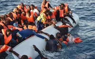 Tunisie : Plus d'un millier de migrants africains, en route vers l'Europe bloqués au large