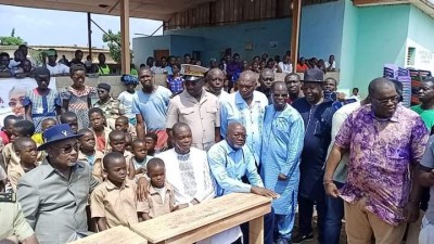 Côte d'Ivoire : Prônant la paix et le développement dans la Marahoué, un cadre offre 500 table-bancs à des établissements primaires