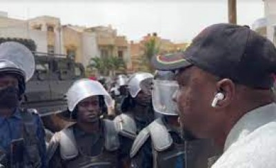 Sénégal : Tensions à Dakar, Ousmane Sonko bloqué à son domicile par la police