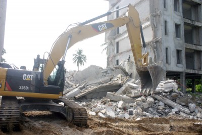 Côte d'Ivoire : Grand-Bassam, un immeuble R+4 en cours de construction présentant un risque d'effondrement, détruit
