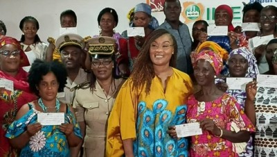 Côte d'Ivoire : La Ministre Belmonde Dogo suscite l'autonomisation des femmes des associations du Gôh par la remise des chèques