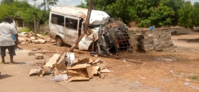 Côte d'Ivoire : M'Bahiakro, un chauffeur cherche à éviter un cabri et percute un poteau électrique, le bras de l'apprenti broyé