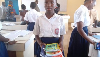 Côte d'Ivoire : Bouaké, des ouvrages scientifiques offerts à plusieurs élèves de Tle pour la préparation des examens
