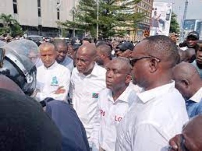 RDC : Fayulu,Katumbi bloqués par la police devant le siège de la commission électorale