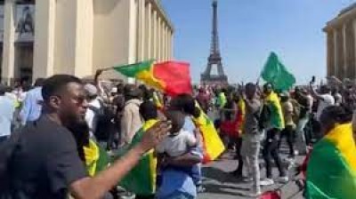 Sénégal-France : « Macky Sall dégage !» , des sénégalais de la diaspora manifestent à Paris