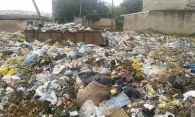 Cameroun :  À Yaoundé, les poubelles débordent et envahissent les trottoirs