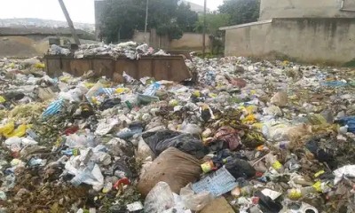 Cameroun :  À Yaoundé, les poubelles débordent et envahissent les trottoirs