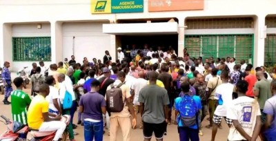 Côte d'Ivoire : Avant le match contre le Sénégal lundi, les supporters prennent d'assaut les points de vente des tickets à Yamoussoukro