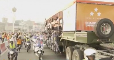 Côte d'Ivoire : Les footballeurs ivoiriens nouveaux champions d'Afrique paradent dans Abidjan