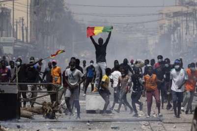 Sénégal : «Maintien au pouvoir de Macky Sall», une délégation de la CEDEAO attendue ce lundi, trois morts dans les contestations