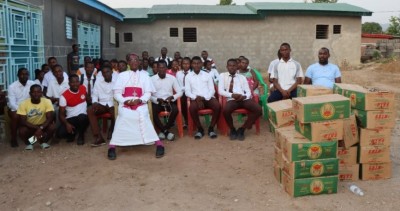 Côte d'Ivoire : Man, des élèves et étudiants en difficulté visités par l'évêque surnommé le Vagabond de la charité